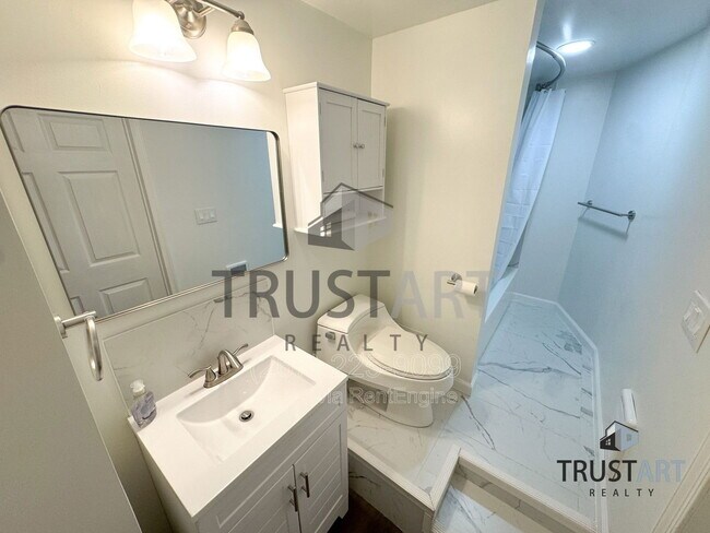 Building Photo - 910 N 41st St