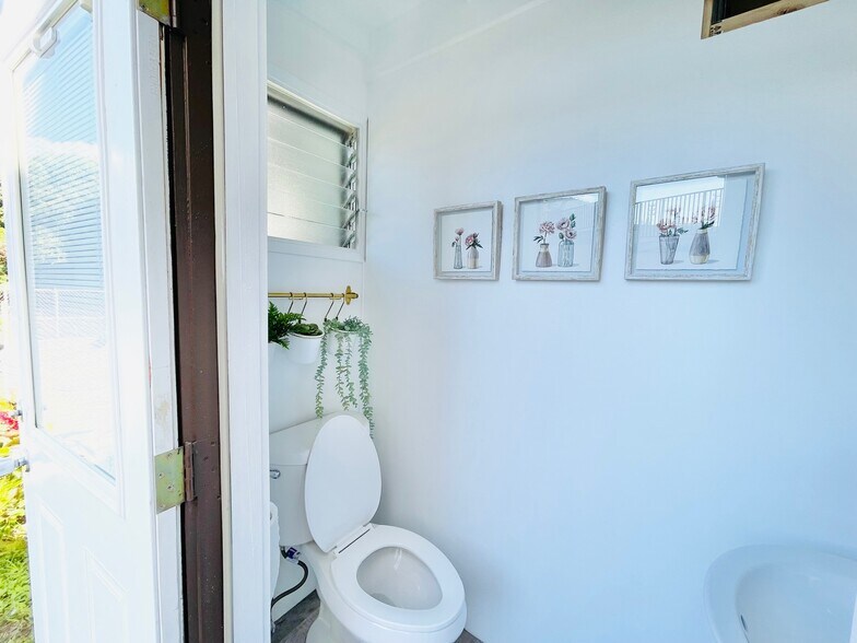outside toilet - 2864 Waialae Ave