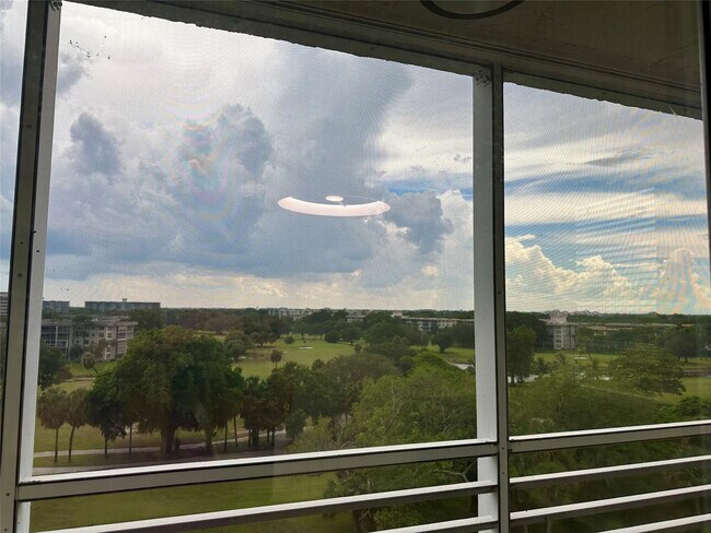 Building Photo - 3510 Oaks Way