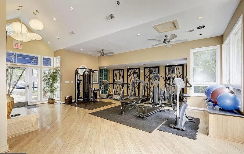 Building Photo - 3176 Summit Square Dr