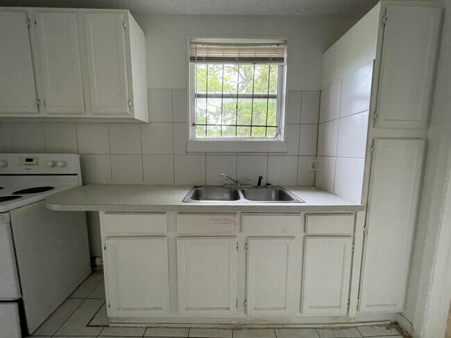 Building Photo - 1717 W 26th St