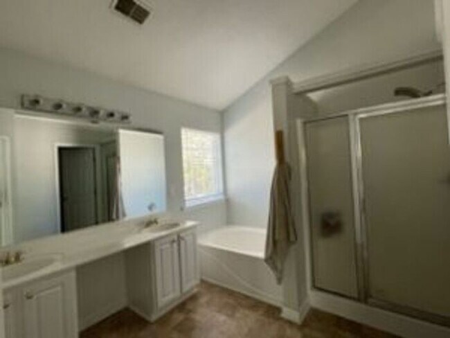 Building Photo - 122 Oak Cove Dr