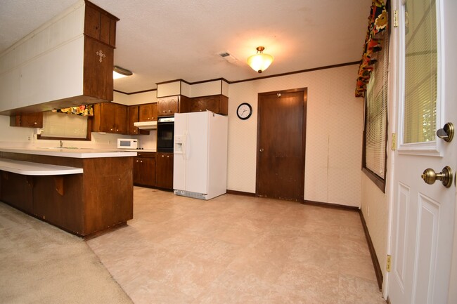 Building Photo - Spacious 3 Bed 2 Bath