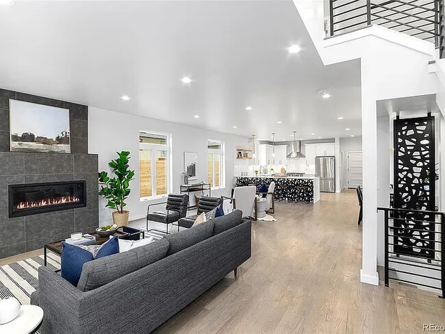 Building Photo - 2458 Chase St