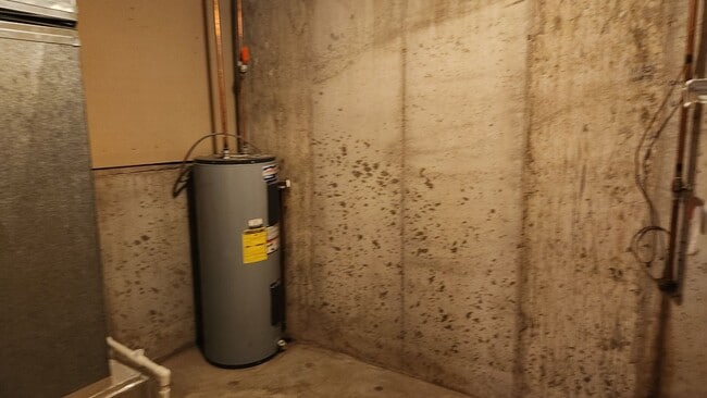 Building Photo - 2 bedroom on quiet street!