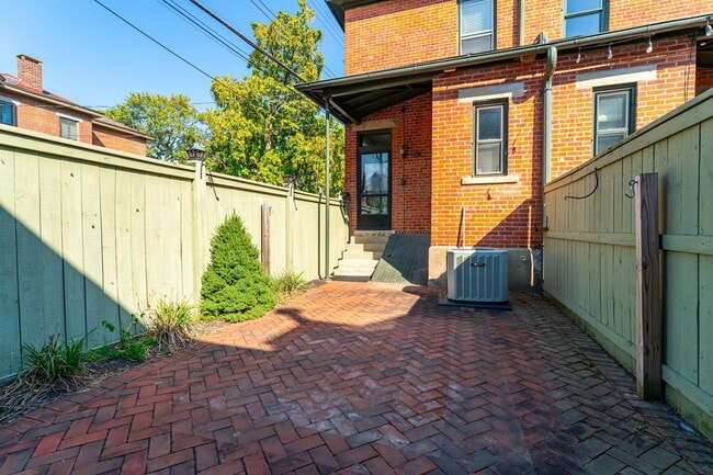 Building Photo - 557 S 6th St