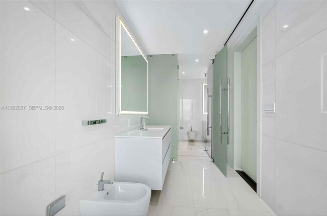 Building Photo - 300 Biscayne Blvd Way