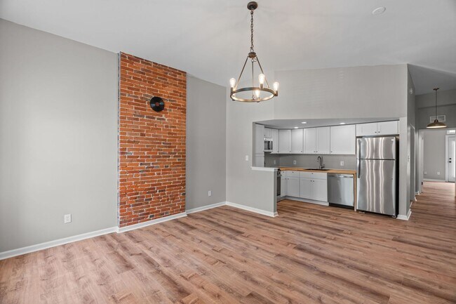 Building Photo - Fully Renovated 2BR in Historic Soulard | In-Unit Laundry | Off-Street Parking