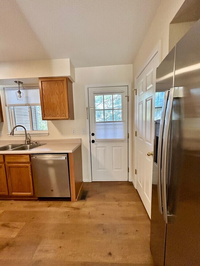 Building Photo - Sunny & Spacious 2-Bedroom Townhome