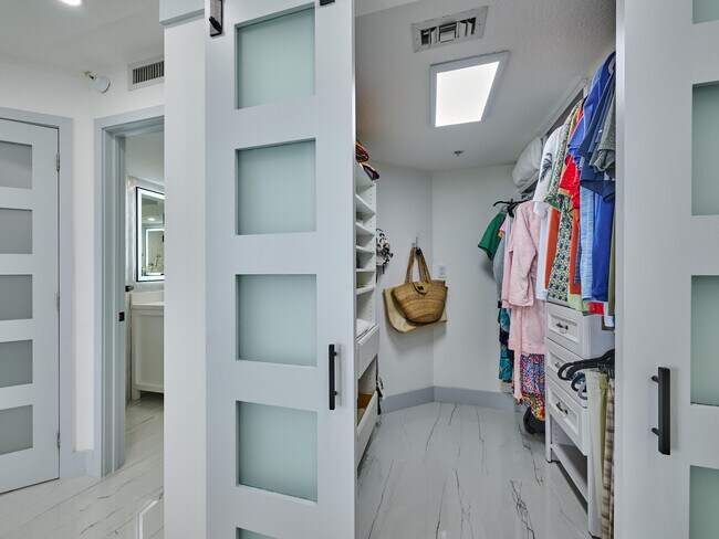 Building Photo - 5051 N Hwy A1A