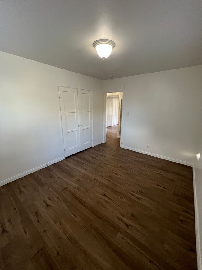 Building Photo - Mid Town Adorable Home!