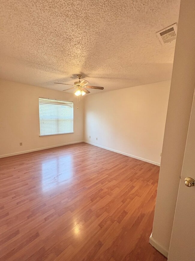 Building Photo - Move-In Ready Condo with Pool, Fireplace i...