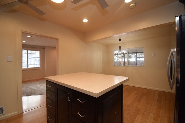 Building Photo - Bright Midvale 3 Bed – Near Fashion Place & Fort Union!!!