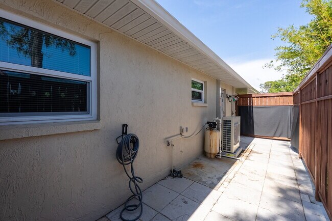 Building Photo - Luxury Seasonal Furnished Rental "Charming...