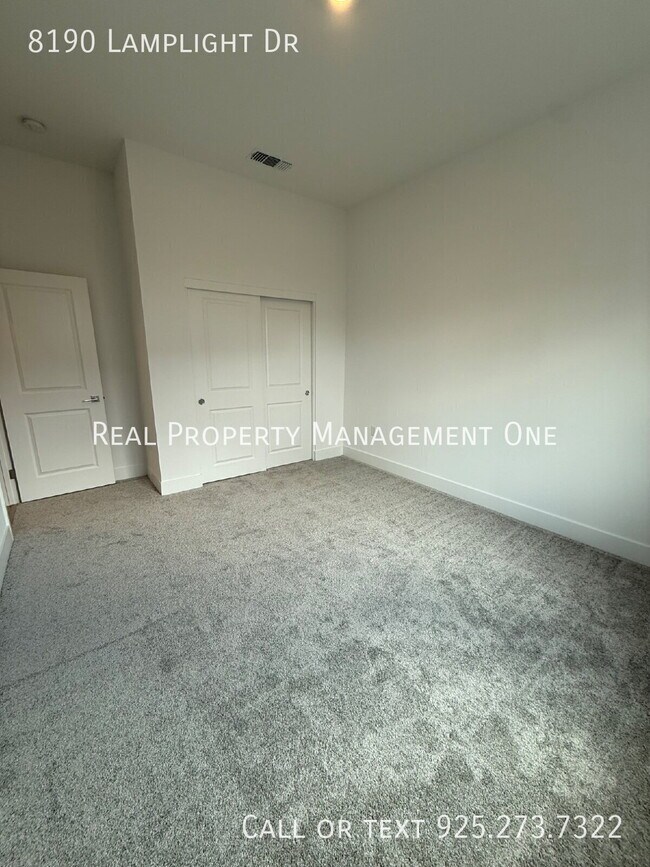 Building Photo - 8190 Lamplight Dr
