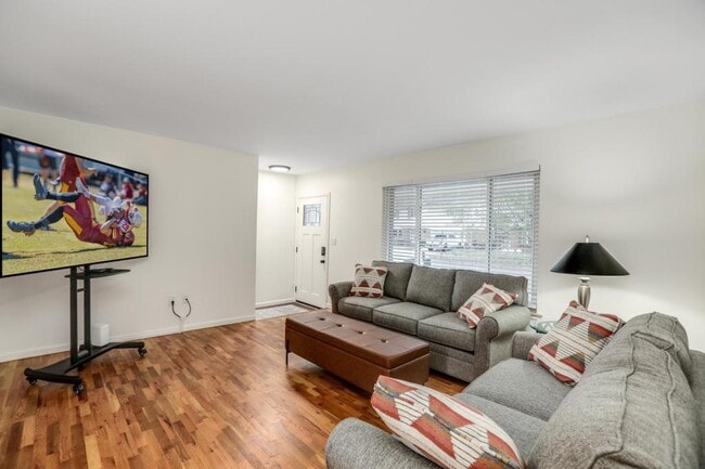 Building Photo - 9215 Tavistock Dr