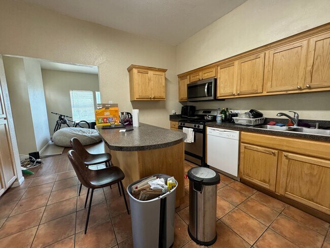 Building Photo - 4 Bedroom With Fenced Yard and Off-Street ...