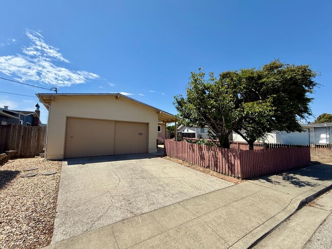 Building Photo - Spacious Ranch-Style Home with Bonus Room ...