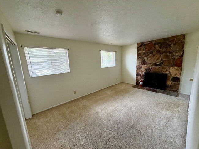 Building Photo - 5721 Highland Dr