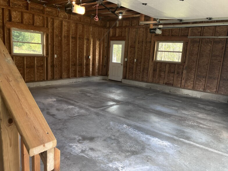 2.5 car garage - N5223 Tamarack Ln