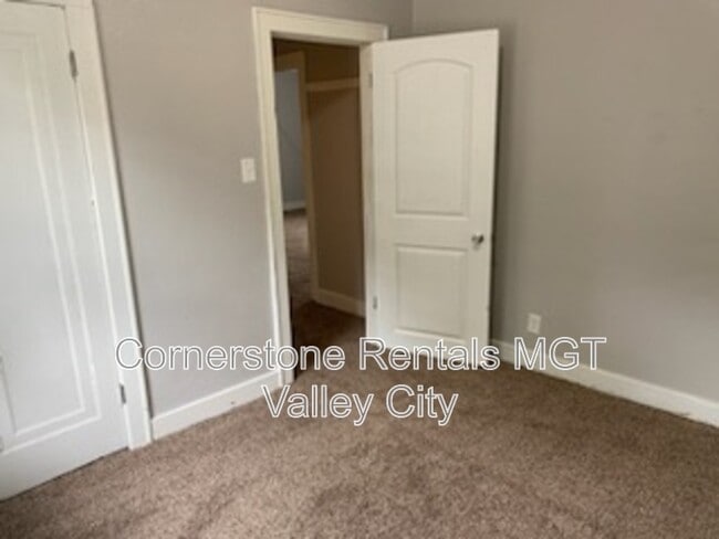 Building Photo - 208 5th Ave SW