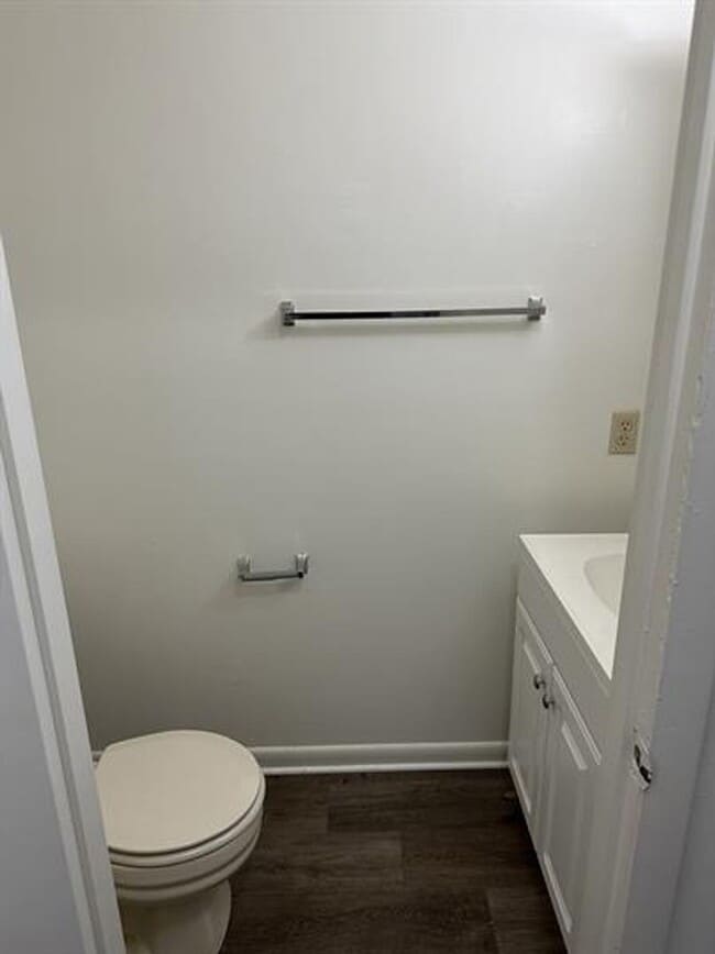 Building Photo - Spacious Townhome Near Campus