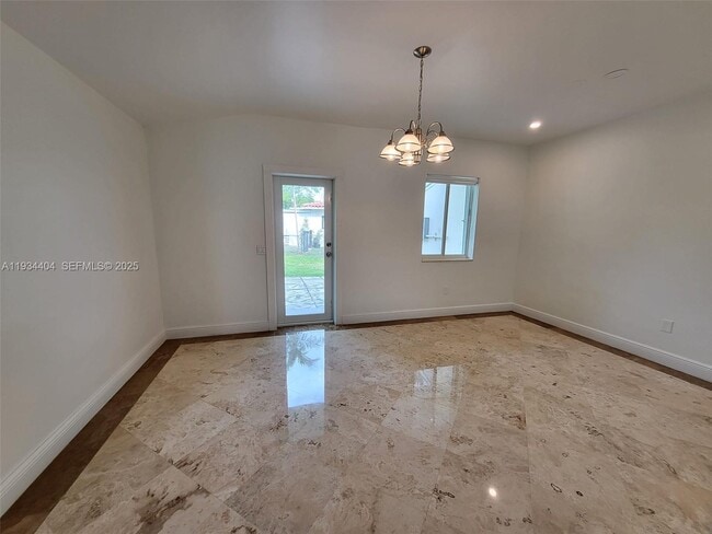 Building Photo - 825 Cremona Ave