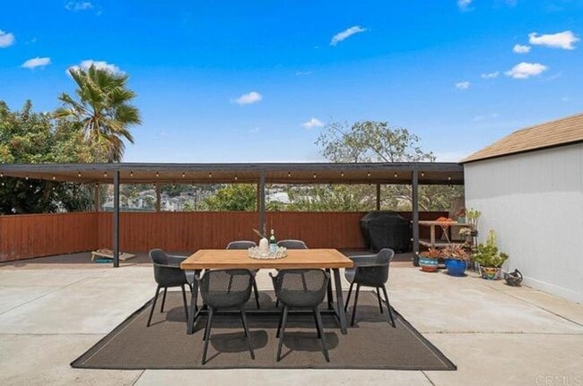 Building Photo - Spacious Remodeled Home with Separate Apar...