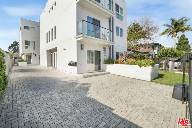 Building Photo - 2057 1/2 S Garth Ave