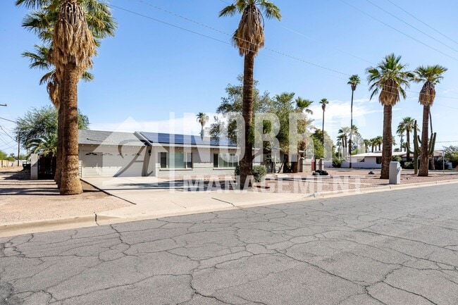 Building Photo - Amazing Home with a Pool and NO HOA