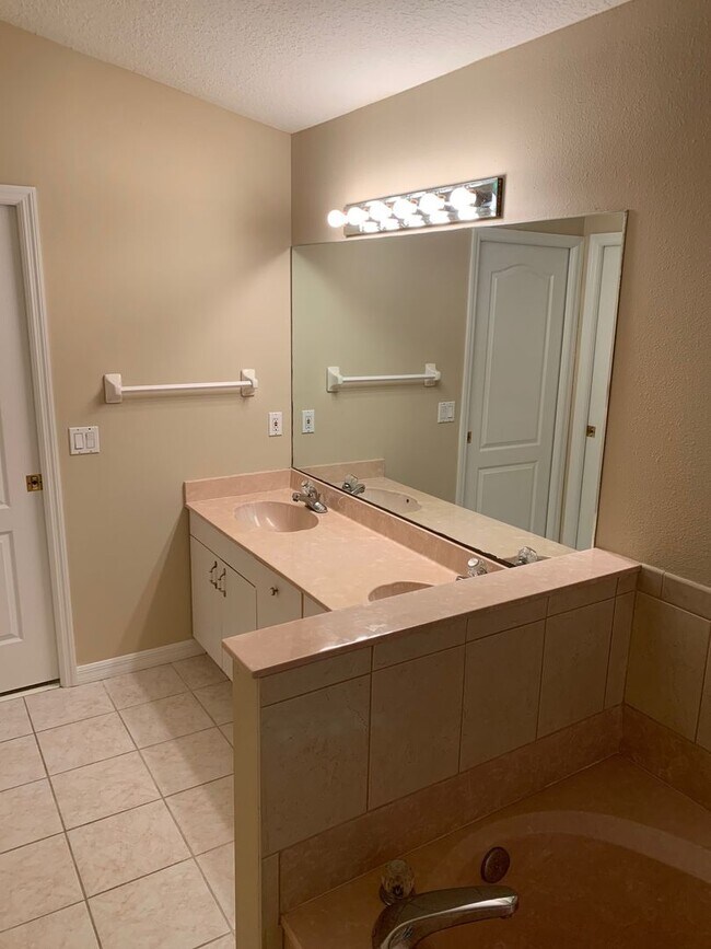 Building Photo - Beautiful 4-Bedroom, 2-Bath Home with Fenc...