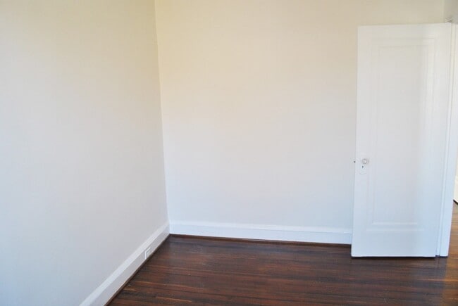 Building Photo - Georgetown near GT Medstar Hospital, Chic Rowhouse 5br/3Ba w/Yard, Deck, Parking