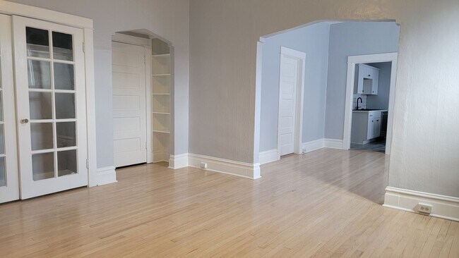 Building Photo - Charming renovated avenues apartment