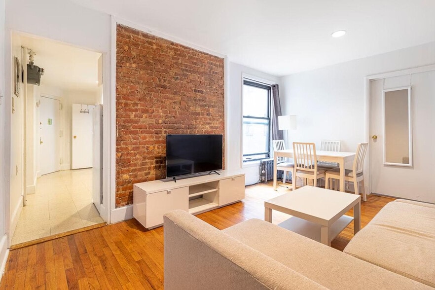 Building Photo - 319 E 95th St