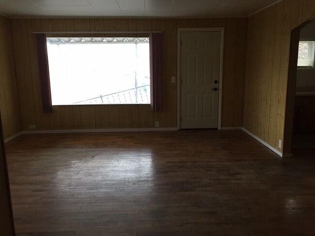 Building Photo - Charming 2 Bedroom Home with Garage