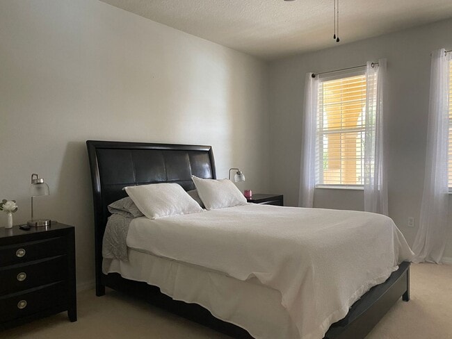 Building Photo - SEASONAL ONLY  3 bedroom, 2 1/2 bath townh...