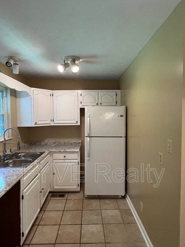 Building Photo - 5924 Blossom Rd