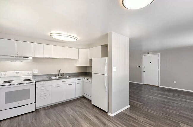 Building Photo - South Majestic