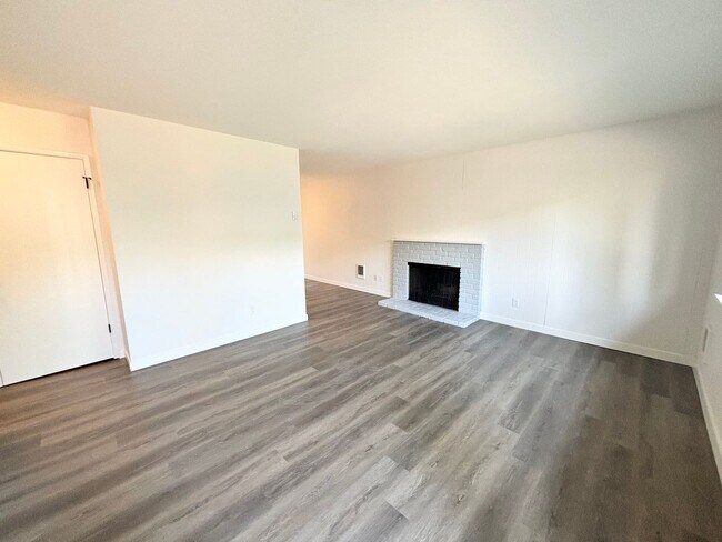 Building Photo - LA1547* - A