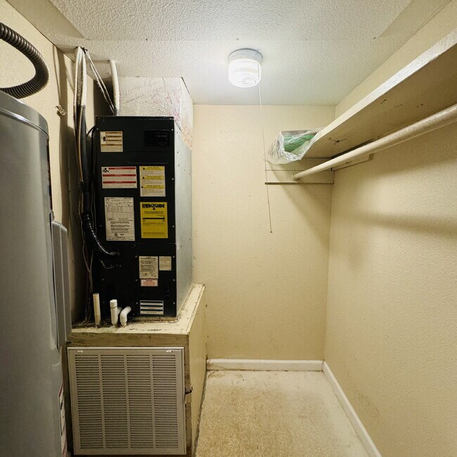 Building Photo - Spacious 2-Bedroom | 1 Bathroom Apartment at The Legacy in Nederland, TX!