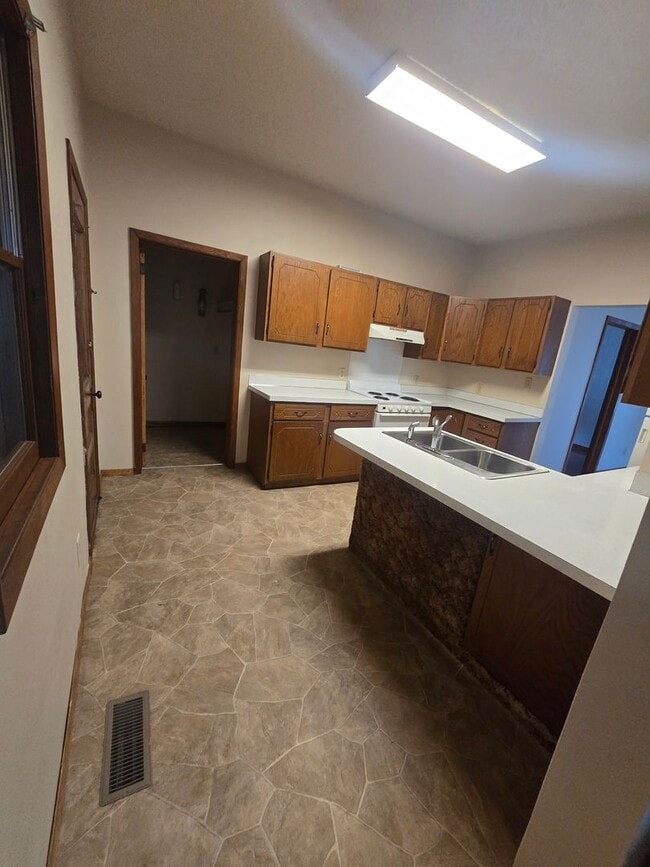 Building Photo - For Rent: Cozy 2 Bedroom, 1 Bathroom Singl...