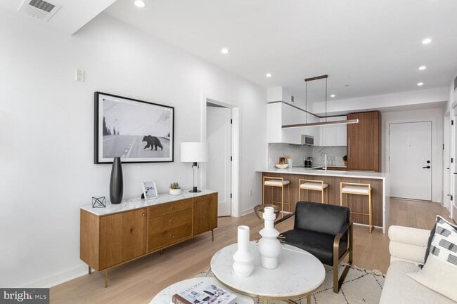 Building Photo - Modern 2BR/2BA with High Ceilings, W&D, Roommate-Friendly Floorplan