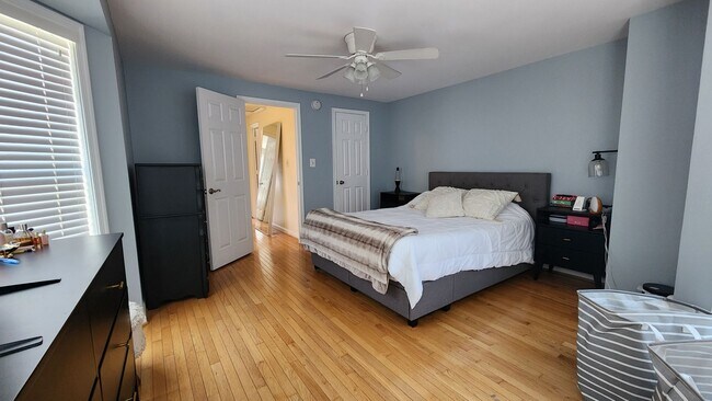 Building Photo - End-unit townhome in highly desired Kingstown