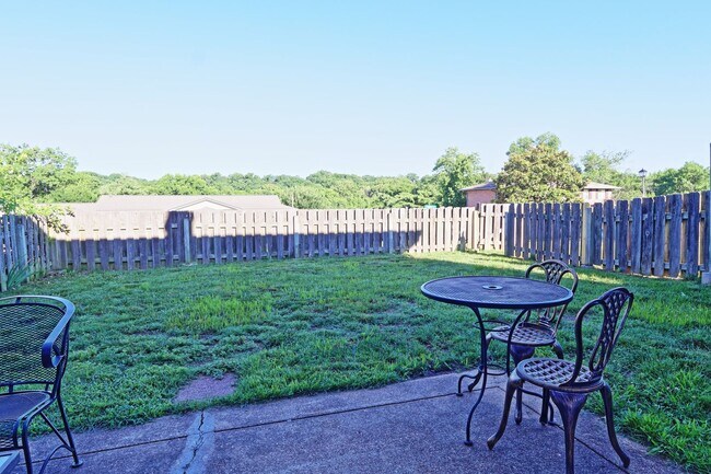Building Photo - 975 Barbizon Dr