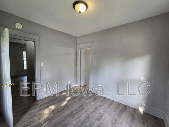 Building Photo - 908 W 3rd St
