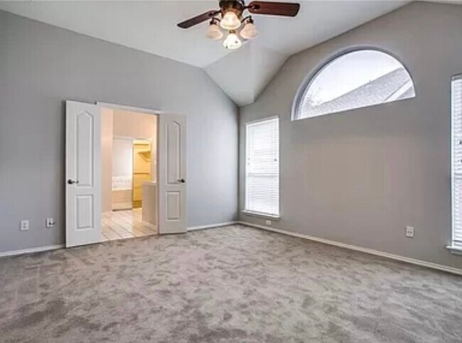 Building Photo - 8401 Greenfield Dr