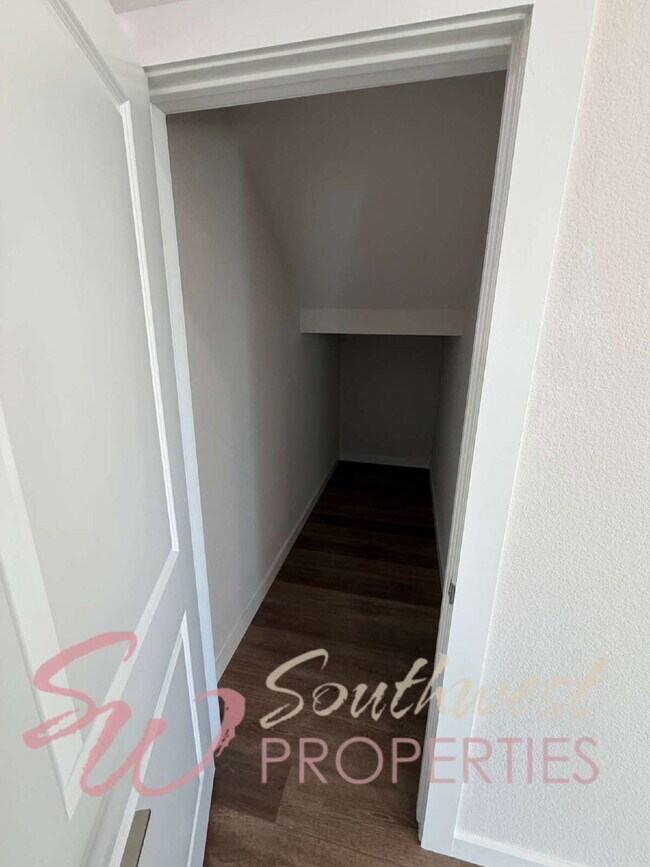 Building Photo - FOUR bedroom townhouse. Off campus living with easy, close to campus style!