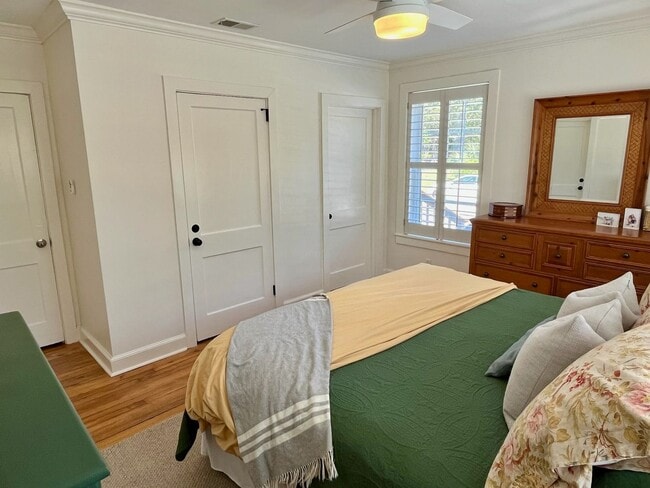 Building Photo - 3/2 Duplex Conveniently Situated in an Established Neighborhood!