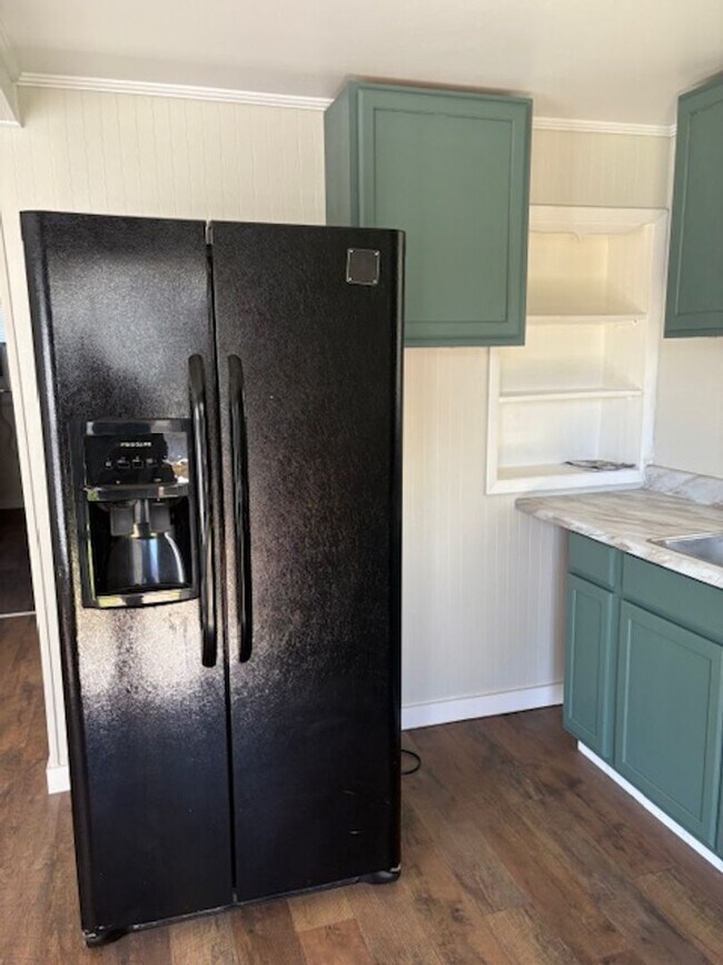 Building Photo - 5 bed and 3 bath (4 bed/2bath house) & (1 bed/1 bath home)