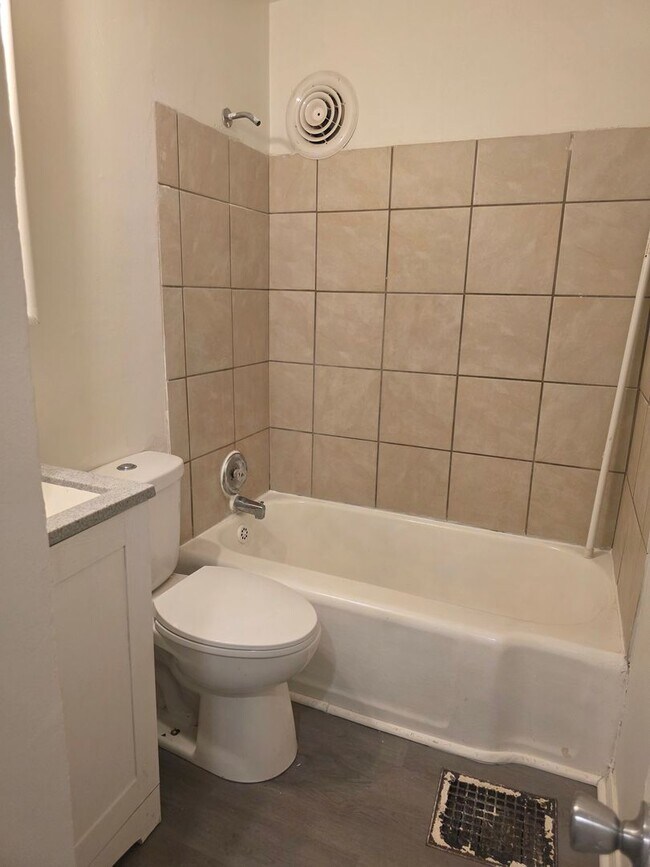 Building Photo - Updated 4-Bedroom, 1-Bathroom Home with Garage & Basement – $1,425/Month | Accepting Section 8